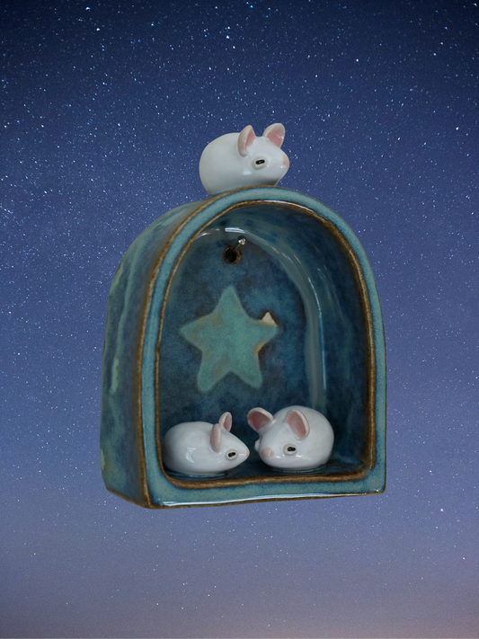 three cozy smice wall hanging